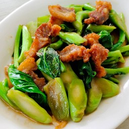 คะน้าหมูกรอบ (กับข้าว)