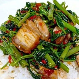 ราดข้าว ผัดผักบุ้งหมูกรอบ