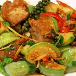 กับข้าว ผัดเผ็ดหมูกรอบ