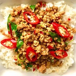 กะเพราหมูสับ ราดข้าว