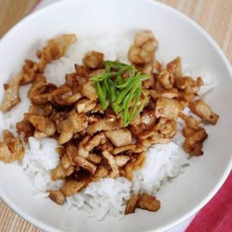 ข้าวหมูทอดกระเทียม
