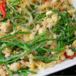 ผัดวุ้นเส้นชะอมหมูสับไข่