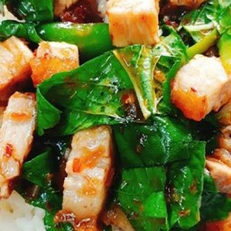 กับข้าว ผัดคะน้าหมูกรอบ