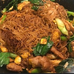 ผัดซีอิ้วเส้นหมี่ หมูหมัก