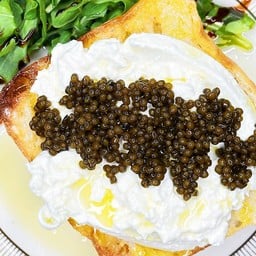 Burrata & Caviar ขนมปังอบบูราตาชีส ไข่ดาว น้ำ และคาเวียร์