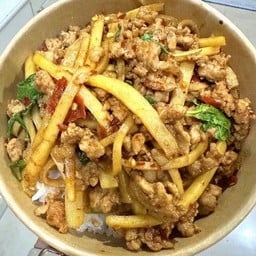 กะเพราหน่อไม้ราดข้าว