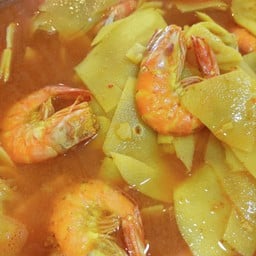 แกงส้มใต้หน่อไม้ดองกุ้งสด