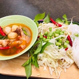 ข้าวซอยสูตรเชียงใหม่ & ขนมจีนน้ำยา M market