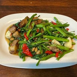 ผัดผักบุ้งไฟแดงหมูกรอบ