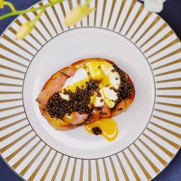 Breakfast toast with smoked salmon and caviar ขนมปังอบแซลมอนรมควัน ไข่ดาว น้ำ และคาเวียร์