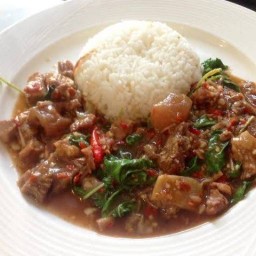 พริกแดง กระเพราเนื้อตุ๋นเปื่อยๆ