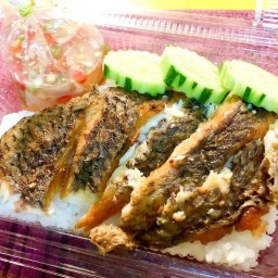 ข้าวปลาแกะ ปลาทูทอด น้ำพริกกะปิ (เต็นท์น้ำเงินทางออกตลาดใหม่)