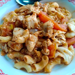 มักกะโรนีไก่ผัดซอส