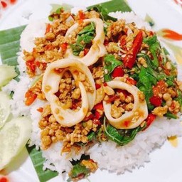 ข้าวกระเพราหมูสับ+ปลาหมึก