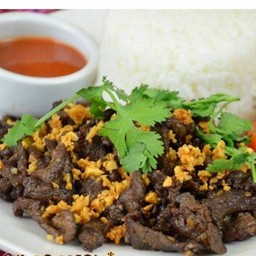 เนื้อชิ้นทอดกระเทียมพริกไทยดำราดข้าว