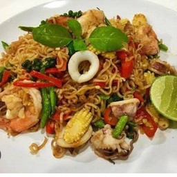 มาม่าผัดขี้เมาทะเลกุ้งหมึก