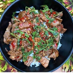 กระเพราหมูสันคอพริกไทยดำราดข้าว