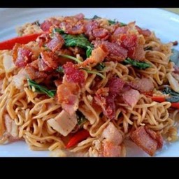 มาม่าผัดขี้เมาเบคอน