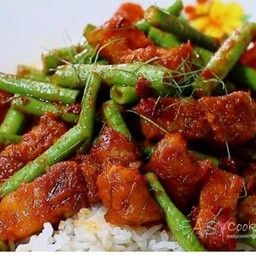 สามชั้นผัดพริกแกงราดข้าว