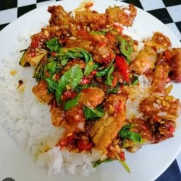 กระเพราไก่กรอบราดข้าว