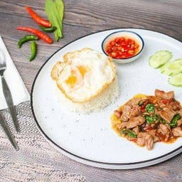 กระเพราเนื้อ ราดข้าว