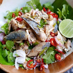 พล่าปลาทูปิ้งใบตอง