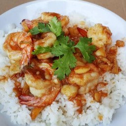 ผัดกระเทียมพริกไทยทะเลกุ้ง+หมึก ราดข้าว