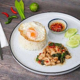 กระเพราไก่ ราดข้าว