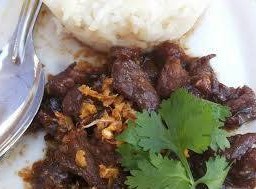 ข้าวเนื้อกระเทียม