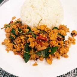 ข้าวราดกระเพราไก่ชิ้น