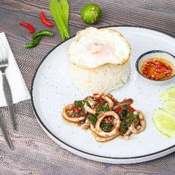 กระเพราหมึก ราดข้าว
