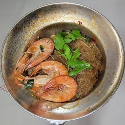 ผัดกะเพรากุ้งอบวุ้นเส้น