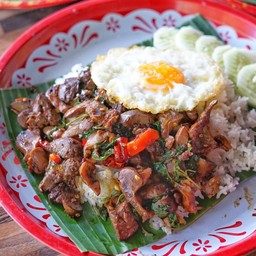 ข้าวกระเพราเครื่องในไก่