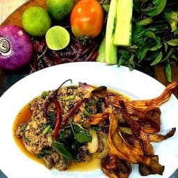 นายเบียร์   หมูกรอบ&ขาหมู(โต้รุ่งหนองระบู) พะเยา