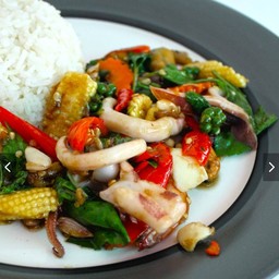 ปลาหมึกผัดขี้เมาราดข้าว