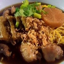 เตี๋ยว2สหาย น่องไก่+หมูตุ๋น