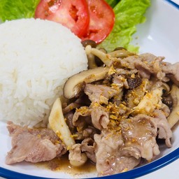 [อร่อยซ่ากับโค้ก] ข้าวหมูผัดน้ำมันหอย +  โค้ก ออริจินัล (กระป๋อง)