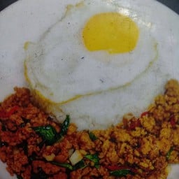กระเพราหมูสับราดข้าว