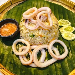 ข้าวผัดหมึก (น้ำจิ้มซีฟู้ด)