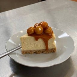 salted caramel macadamia cheesecake /pcs
