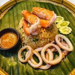 ข้าวผัดทะเล (หมึกกุ้ง) (น้ำจิ้มซีฟู้ด)