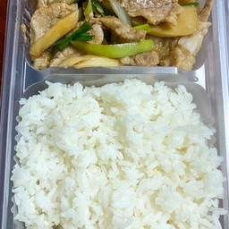 หมูผัดน้ำมันหอย ราดข้าว