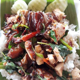 กระเพราไก่ย่าง