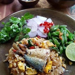 ข้าวผัดปลาทูเมียหลวง
