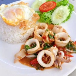 ข้าวกระเพราปลาหมึก