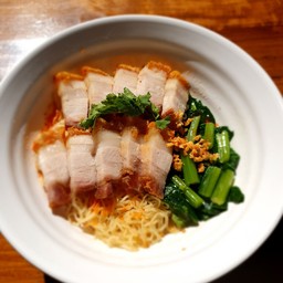 บะหมี่เส้นสดแห้ง หมูกรอบ