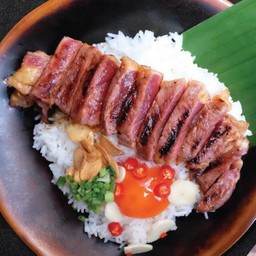 ข้าวหน้าเนื้อโคขุนย่างไข่ดองน้ำปลา