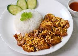 ทอดกระเทียม ราดข้าว