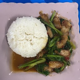 ข้าวคะน้าหมูกรอบ