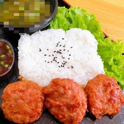 ข้าวหน้าหมูก้อนวุ้นเส้นกระเทียมพริกไทย น้ำจิ้มแจ่วแซ่บ